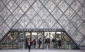 El Louvre reabre con debate candente de su seguridad y sin rastro de joyas robadas