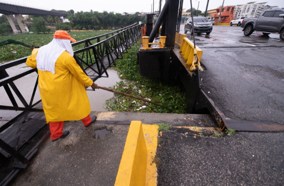 Medio Ambiente realiza una acción 'de emergencia' en el puente flotante sobre el río Ozama.
