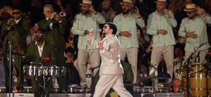 Bad Bunny presenta un adelanto de su espectáculo del entretiempo en el Super Bowl