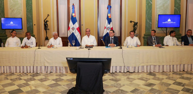 Gobierno dispone mesa permanente con transportistas para mitigar alza de combustibles y evitar aumentos en el pasaje en beneficio de los dominicanos