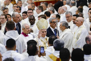 León XIV pide reabrir el diálogo para una paz justa en Oriente Medio