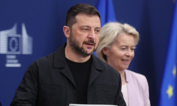 El presidente de Ucrania, Volodímir Zelenski (i), y la presidenta de la Comisión Europea, Ursula von der Leyen (d)