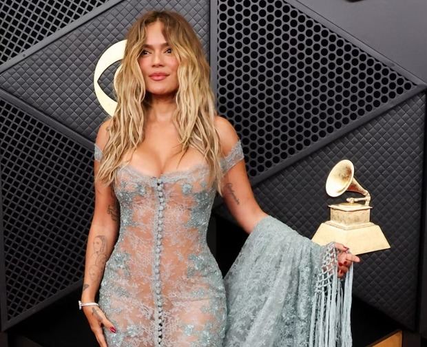 Impacta con transparencias azules en los Grammy 2026.