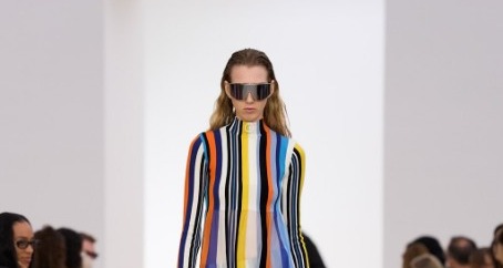 Loewe deslumbra en París con su primera colección femenina “a cuatro manos”.