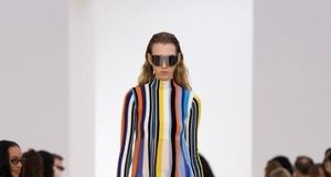 Loewe deslumbra en París con su primera colección femenina “a cuatro manos”