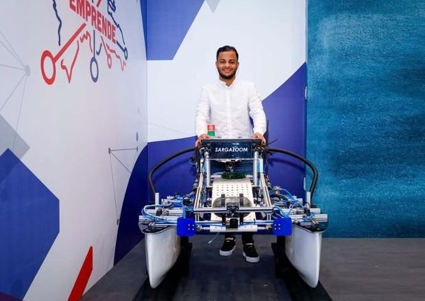 Joven dominicano patenta SargaZoom para recolectar sargazo.