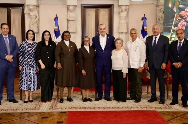 Abinader entrega premios Adulto Mayor del Año y Protector de la Persona Envejeciente.