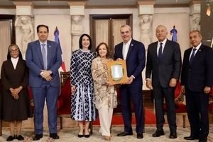 Abinader rinde homenaje a los adultos mayores en premios nacionales
