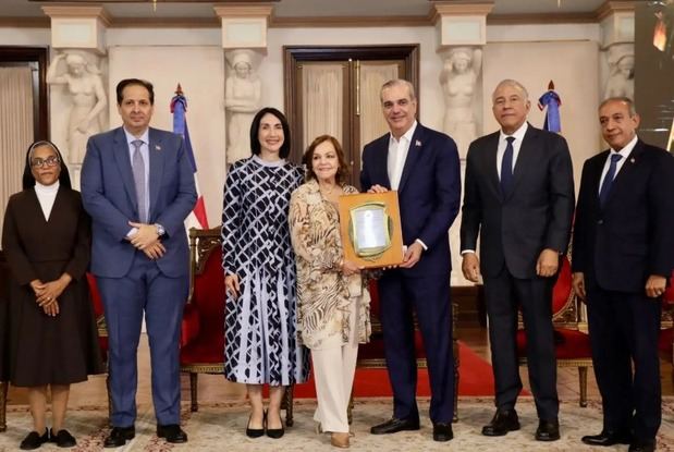 Abinader rinde homenaje a los adultos mayores en premios nacionales.