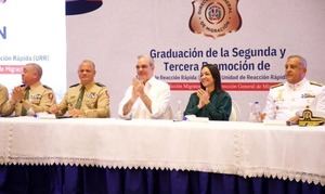 Abinader juramenta 865 nuevos agentes migratorios en Santo Domingo