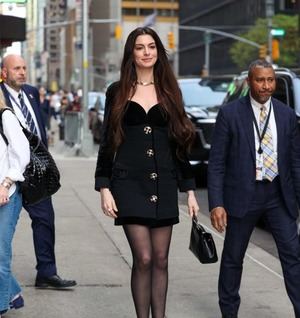 Anne Hathaway rescata un icónico vestido de 1991 y conquista Nueva York.
