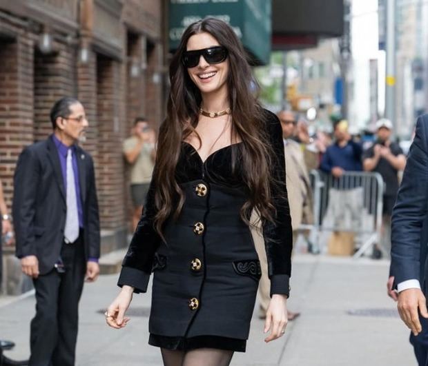 El archivo de Versace revive: Anne Hathaway apuesta por un mini atemporal.