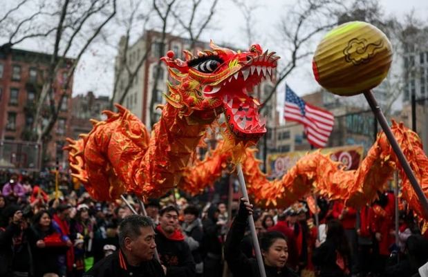 La gente celebra el inicio del Año Nuevo Lunar, marcando el Año del Caballo en el barrio chino de Nueva York, el 17 de febrero de 2026.
