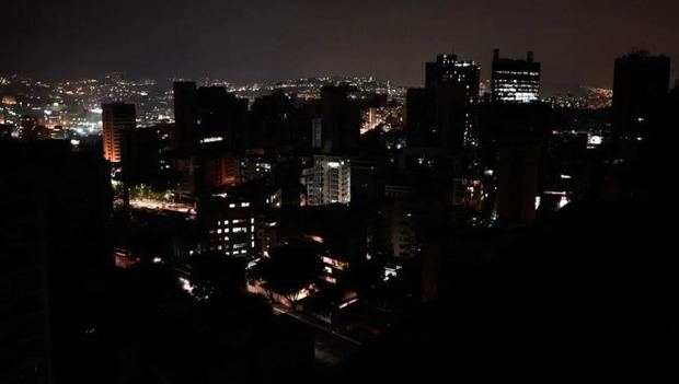 Apagones desatan crisis social y política; Gobierno aún sin respuesta efectiva.