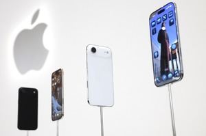 El nuevo iPhone Air de Apple se exhibe en un evento de lanzamiento de productos de Apple en el campus de Apple Park en Cupertino, California.