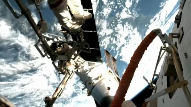 Astronautas chinos completan su cuarta caminata espacial.