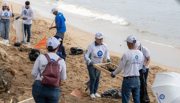 Llamado a reducir plásticos en limpieza de playas.