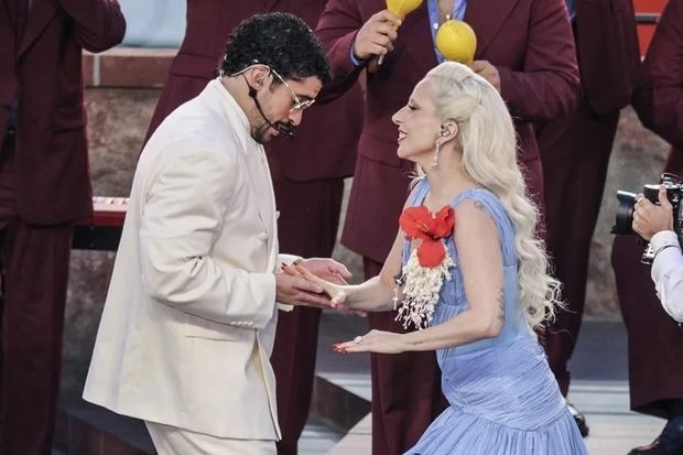 Bad Bunny (izq.) y Lady Gaga se presentan durante el espectáculo de medio tiempo del Super Bowl LX.