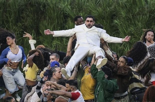 El músico puertorriqueño Bad Bunny en un momento del espectáculo de medio tiempo del Super Bowl LX de Apple Music.