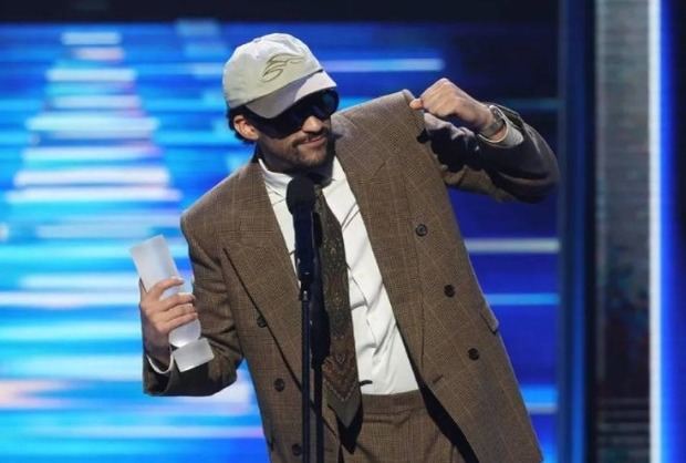 Bad Bunny, Artista Latino del Siglo XXI en los Billboard 2025.