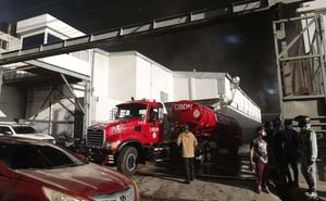 Bomberos cumplen más de nueve horas combatiendo incendio en fábrica de Haina