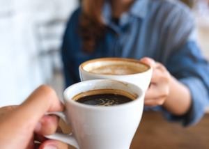 Despertar saludable: el dilema del café y agua