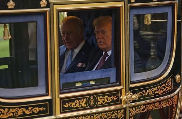 El rey Carlos III (i) y el presidente de EE.UU., Donald Trump, se dirigen de carroza a Windsor.