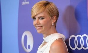 Charlize Theron celebra 50 años con un talento impactante Hollywood