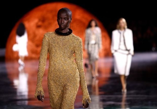 Modelos presentan las creaciones de la colección Primavera/Verano 2026 del diseñador francés Matthieu Blazy para la casa de moda Chanel durante la Semana de la Moda de París este lunes, en París (Francia).