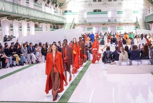 Lacoste inaugura Semana de la Moda de París con colección que fusiona elegancia urbana y frescura deportiva.