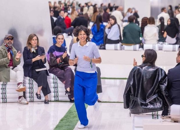 Lacoste combina frescura deportiva y elegancia urbana en París.