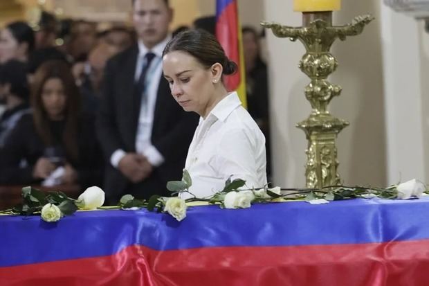 La esposa del fallecido senador y precandidato presidencial Miguel Uribe Turbay, Claudia Tarazona, pasa junto al féretro con los restos de Miguel en una misa, en la catedral Primada en Bogotá (Colombia)