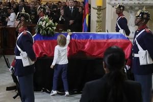 El hijo del fallecido senador y precandidato presidencial Miguel Uribe Turbay, Alejandro, deja una flor sobre su féretro en una misa, en la catedral Primada en Bogotá (Colombia).
