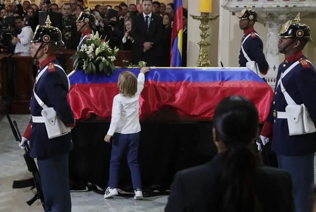 El hijo del fallecido senador y precandidato presidencial Miguel Uribe Turbay, Alejandro, deja una flor sobre su féretro en una misa, en la catedral Primada en Bogotá (Colombia).