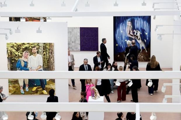 Accolades, 2024' de Jenna Gribbon se exhibe en la feria.