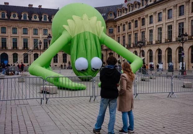 Una pareja observa la obra del artista venezolano-estadounidense Alex Da Corte, titulada 'Kermit the Frog, Even'.