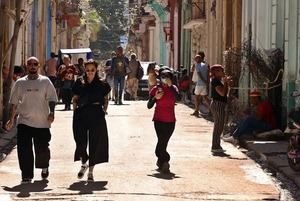 Cuba enfrenta crisis: vuelos cancelados y apagones históricos