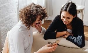¿Sabes cómo es la forma correcta de reírse por escrito? La RAE lo revela
