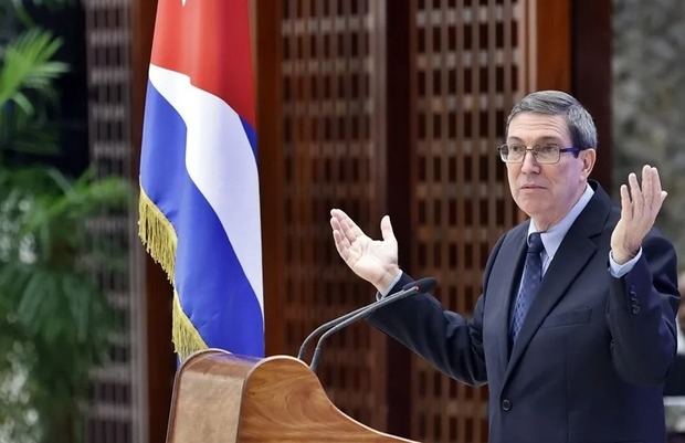 Canciller cubano critica a embajador estadounidense por groserías.