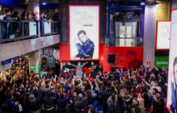 David Bisbal cantó 'Burrito sabanero' en el Metro de Madrid para inaugurar el “Tren de la Navidad”.