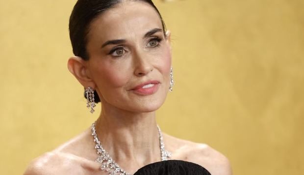 Demi Moore deslumbra con un collar de diamantes de diseño floral y pendientes largos a juego, marcando elegancia y sofisticación en la alfombra roja.