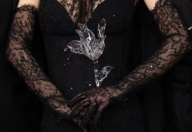 El brillo de diamantes, la elegancia de los guantes largos y los tocados inesperados se apoderan de la moda en las alfombras roja.