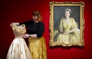 Buckingham abre la exposición más completa del vestuario de Isabel II
