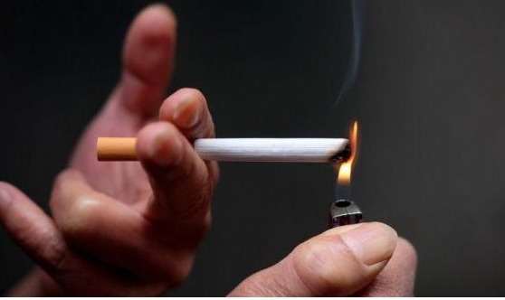 Dejar de fumar reduce riesgo de demencia.