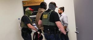 Agentes del ICE trasladando a un inmigrante detenido en Nueva York