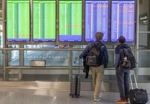 Más de 800 vuelos cancelados en EEUU por cierre federal