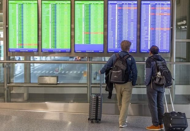 Más de 800 vuelos cancelados en EEUU por cierre federal.