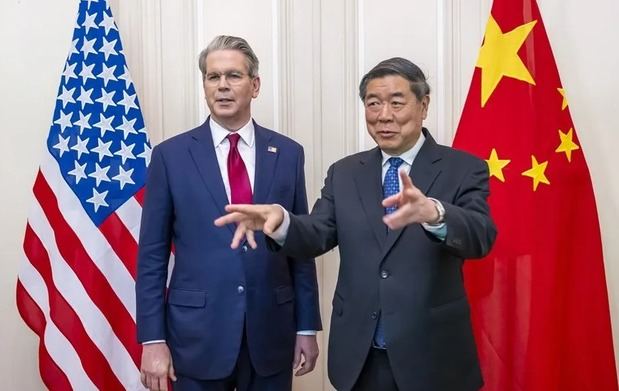 Fotografía de archivo del secretario del Tesoro de EE.UU., Scott Bessent (i), junto al vice primer ministro de China, He Lifeng (d). 