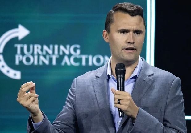 Disparan a un activista político y aliado de Trump.