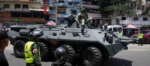 Un tanque armado se pasea por los barrios de Caracas durante ejercicios militares en septiembre de 2025.